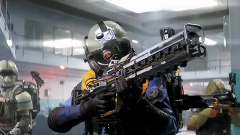 Personagem blindado com capacete e rifle pesado em corredor de instalação industrial, cena de jogo