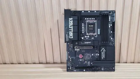 Placa-mãe ASRock Challenger preta, na vertical, sobre fundo de madeira, com soquete LGA e slots de memória visíveis