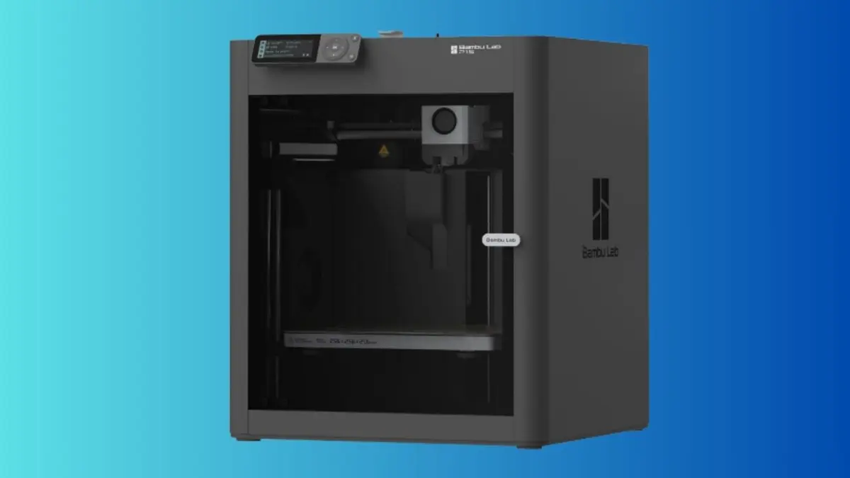 Impressora 3D Bambu Lab P1S preta sobre fundo degradê azul, vista frontal de três quartos