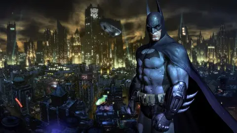 Batman de Arkham City de capa e capuz observa a skyline noturna de Gotham City, com prédios iluminados e nuvens escuras