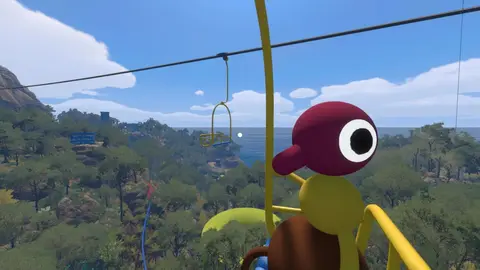 Captura de tela de Big Walk: personagem amarelo e vinho num teleférico sobre floresta e mar