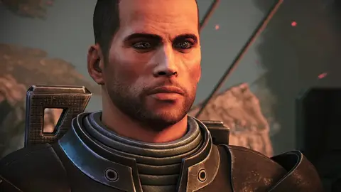 Captura de tela de Mass Effect: o protagonista Commander Shepard, de armadura escura, em cena do jogo