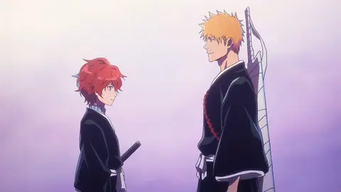 Ichigo Kurosaki, de cabelo laranja e espada nas costas, olha para um personagem de cabelo vermelho em cena de anime com fundo lilás