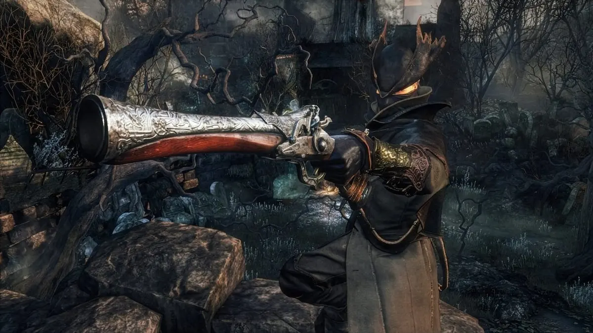 Caçador de Bloodborne mirando uma pistola de pederneira de cano prateado em cenário sombrio com árvores retorcidas