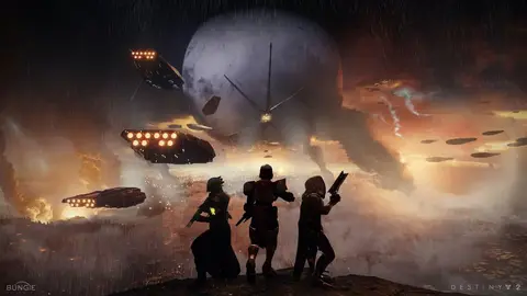 Três guardiões de Destiny 2 de costas, diante de naves e de uma lua gigante sob chuva e céu alaranjado
