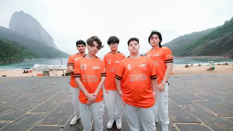 Elenco da LOS posa de uniforme laranja na orla do Rio de Janeiro