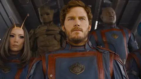 Chris Pratt como Star-Lord ao lado de Mantis, Groot e Drax em cena de Guardiões da Galáxia