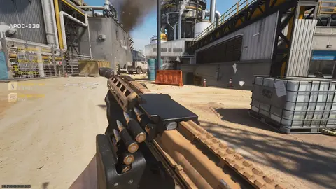 Captura de tela de Call of Duty com a arma APOC-338 em primeiro plano, em um pátio industrial de terra