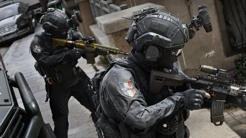 Arte oficial de Call of Duty: Modern Warfare 4 com soldado em cenário de combate
