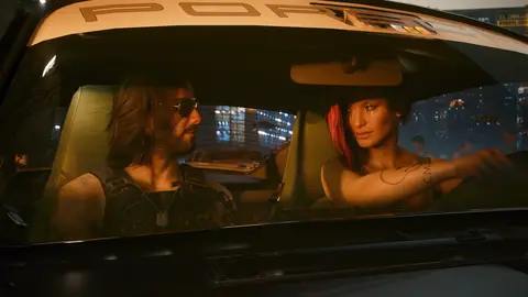 Captura de tela de Cyberpunk 2077: V e Johnny Silverhand dentro de um carro à noite, com luzes da cidade ao fundo