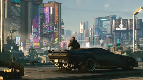 Personagem V encostado em carro esportivo escuro em rua de Night City, com prédios cobertos de neon ao fundo