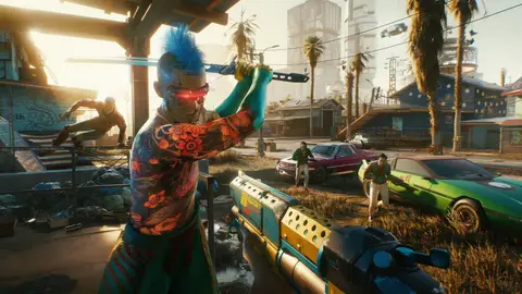 Cyberpunk 2077: personagem de moicano azul e olhos vermelhos empunha lâmina em rua de Night City