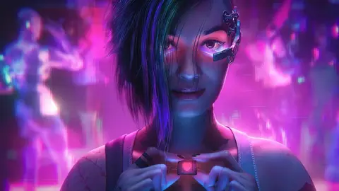 Personagem feminina de cabelo azul e roxo, com implante cibernético no olho, em cena neon rosa e roxa de Cyberpunk