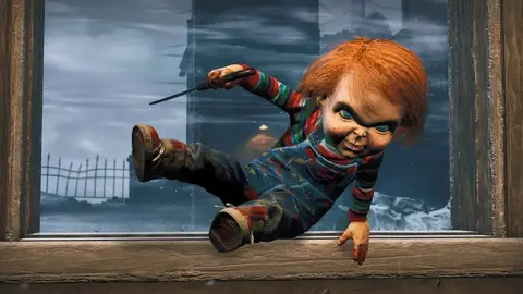 Chucky, o boneco assassino, pula pela janela de uma casa segurando uma faca, em cena de Dead by Daylight