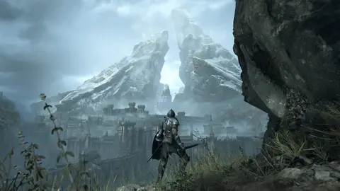 Cavaleiro de armadura de costas observa cidade fortificada entre picos nevados e névoa, em cena de jogo