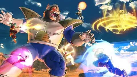 Cena de Dragon Ball Xenoverse 2 com Vegeta em forma de macaco gigante lutando contra outros guerreiros