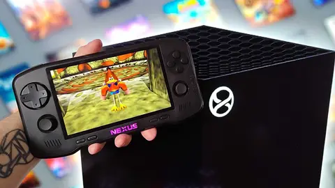 Mão segura o handheld Evercade Nexus com um jogo 3D na tela, e um Xbox Series X preto ao fundo