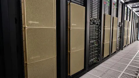 Racks de servidores de data center com módulos dourados da NVIDIA em um corredor com piso metálico