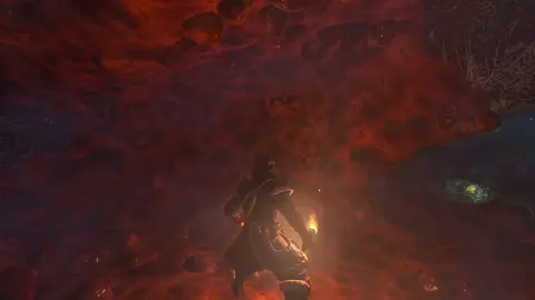 Personagem com tocha em caverna avermelhada cheia de cristais brilhantes, captura de tela de jogo
