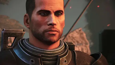Personagem masculino de armadura em cena de Mass Effect, com fundo de planeta rochoso e brasas no ar