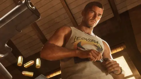 Captura de tela de jogo: homem de regata com estampa LEONIDA segura uma faca, com munição no chão e uma arma ao fundo