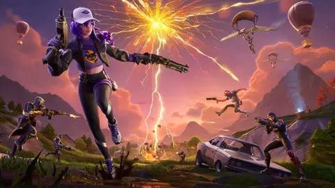 Personagem do Fortnite com arma em cenário de batalha, raios dourados no céu e jogadores ao fundo