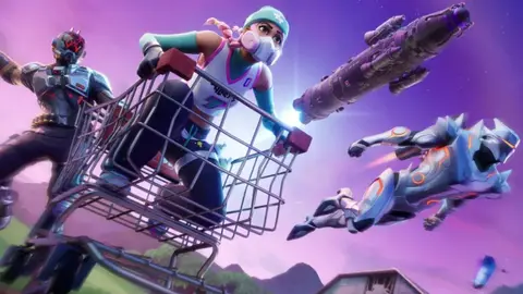 Personagens do Fortnite com carrinho de supermercado e planador em cenário roxo, com dois inimigos no ar