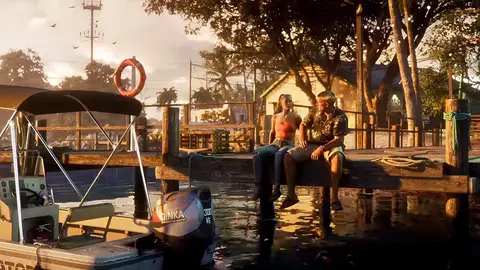 Duas pessoas sentadas num píer ao pôr do sol, ao lado de um barco com motor de popa, em cena de GTA VI