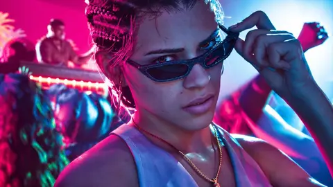 Lucia, personagem de GTA 6, de óculos escuros e trança, em cena com luz neon rosa e azul numa festa