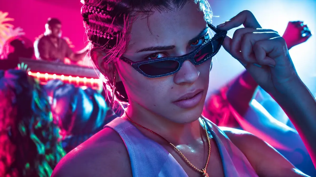 Lucia, personagem de GTA 6, de óculos escuros e trança, em cena com luz neon rosa e azul numa festa