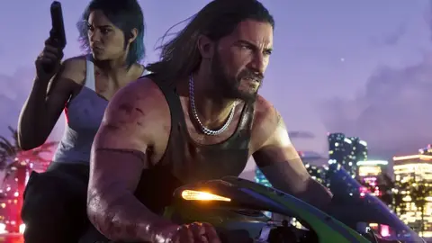 Dois personagens de GTA 6 em cena noturna: uma mulher com pistola e um homem numa moto verde, com a cidade ao fundo
