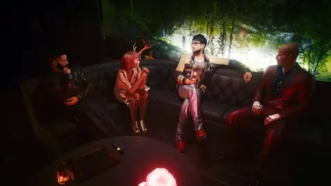 Quatro personagens de Cyberpunk 2077 sentados num sofá de um lounge escuro, com iluminação neon e fundo de vegetação