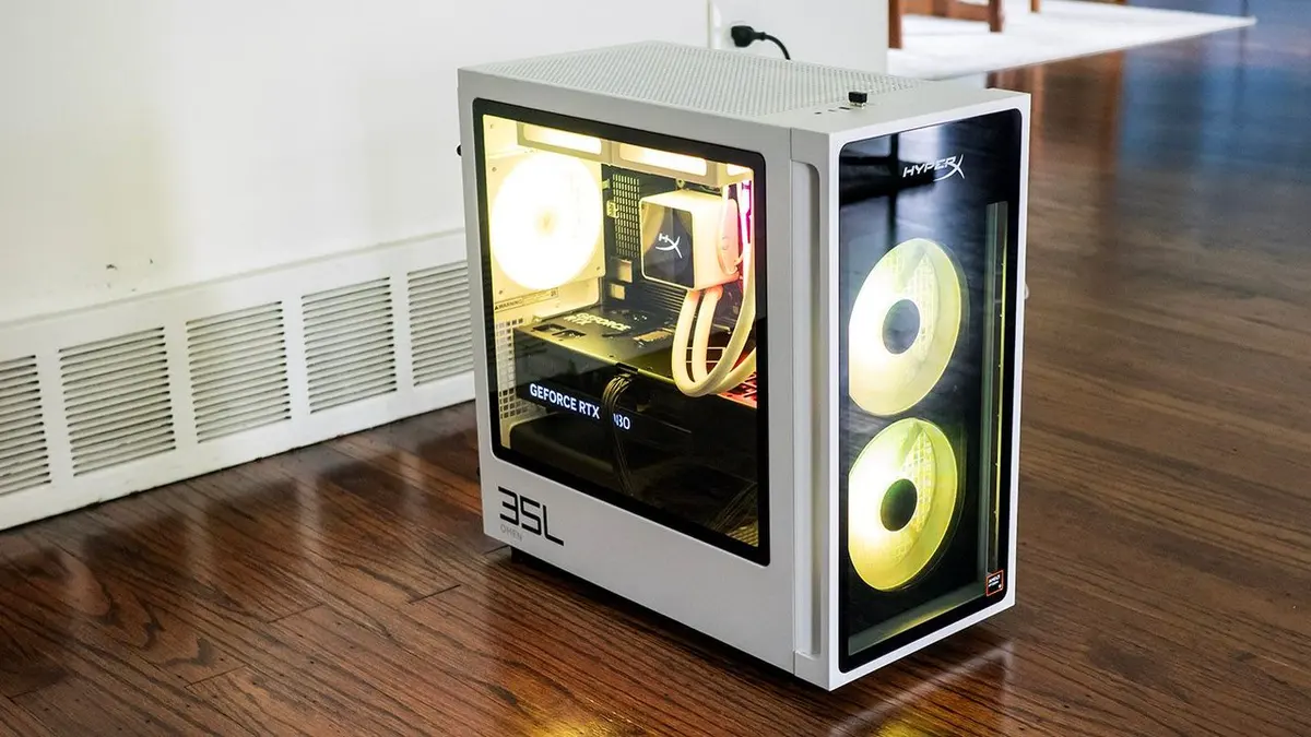 Torre branca HyperX Omen 35L com painel de vidro, iluminação RGB e cooler líquido, sobre piso de madeira