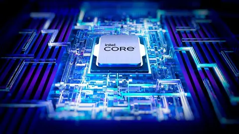 Processador Intel Core em close sobre placa de circuito azul iluminada, com o logo Intel Core visível no chip.