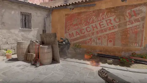 Jogadores profissionais de Counter-Strike 2 em palco de torneio de esports