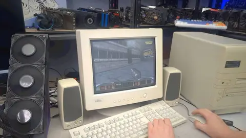 Computador bege antigo com monitor CRT Fujitsu exibindo cena de Doom 2, com teclado e mouse sobre a mesa