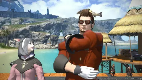 Captura de tela de Final Fantasy XIV: personagem de cabelo prateado ao lado de um homem de óculos vermelhos e roupa vermelha, em praia com cidade ao fundo