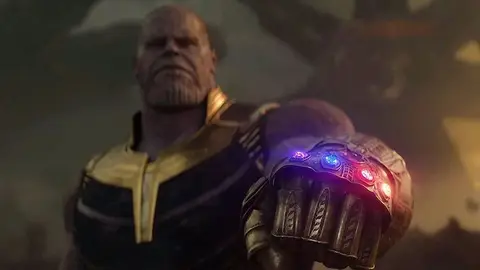 Thanos, personagem vivido por Josh Brolin, em cena de Vingadores: Guerra Infinita, com a Manopla do Infinito acesa