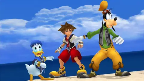 Sora, Pato Donald e Pateta em cena de Kingdom Hearts, com céu azul e mar ao fundo