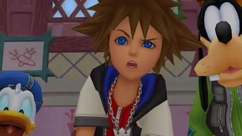 Sora, Donald e Pateta em cena de Kingdom Hearts, Sora com expressão séria em primeiro plano