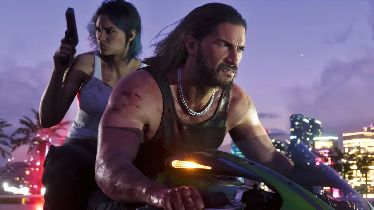 Lúcia e Jason numa moto verde em cena de GTA 6, com a silhueta de Vice City ao entardecer ao fundo