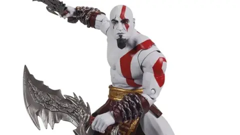 Figure articulada do Kratos, de God of War, com machado de metal, sobre fundo branco