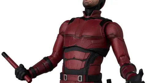 Figure articulada do Demolidor em traje vermelho e preto, com bastão na mão, fundo branco de estúdio