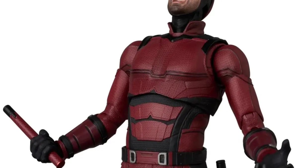 Figure articulada do Demolidor em traje vermelho e preto, com bastão na mão, fundo branco de estúdio
