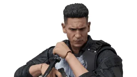Figura articulada do Justiceiro em fundo branco, de jaqueta preta, empunhando uma arma
