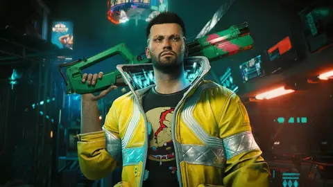 Personagem de Cyberpunk 2077 de jaqueta amarela segura um rifle verde nos ombros em um ambiente neon