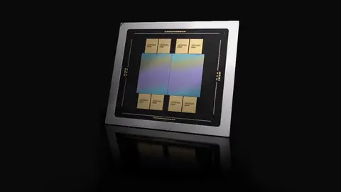 Pacote de memória Micron com chips dourados sobre base metálica, em fundo preto com reflexo no piso