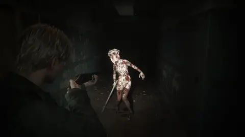 Cena de rua enevoada de Silent Hill 2 Remake, com James Sunderland caminhando