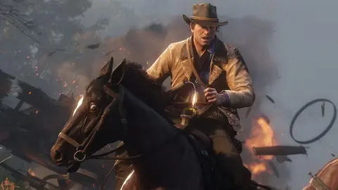 Arthur Morgan, protagonista de Red Dead Redemption 2, montado a cavalo em meio a fumaça e fogo
