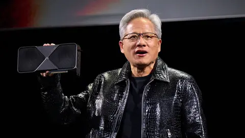 Jensen Huang, CEO da NVIDIA, segura uma GeForce RTX 5090 em evento
